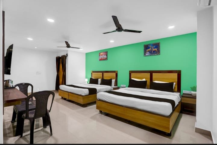 hotel in varanasi near Bhojubeer